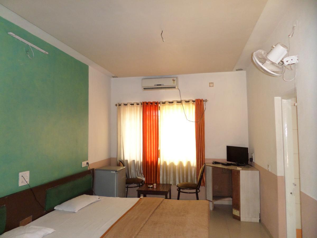 Hotel Ayodhya Nashik Exteriör bild