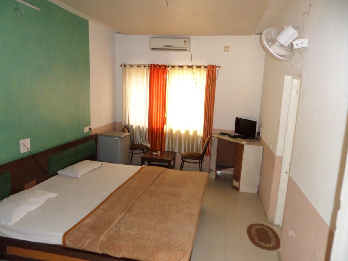Hotel Ayodhya Nashik Exteriör bild