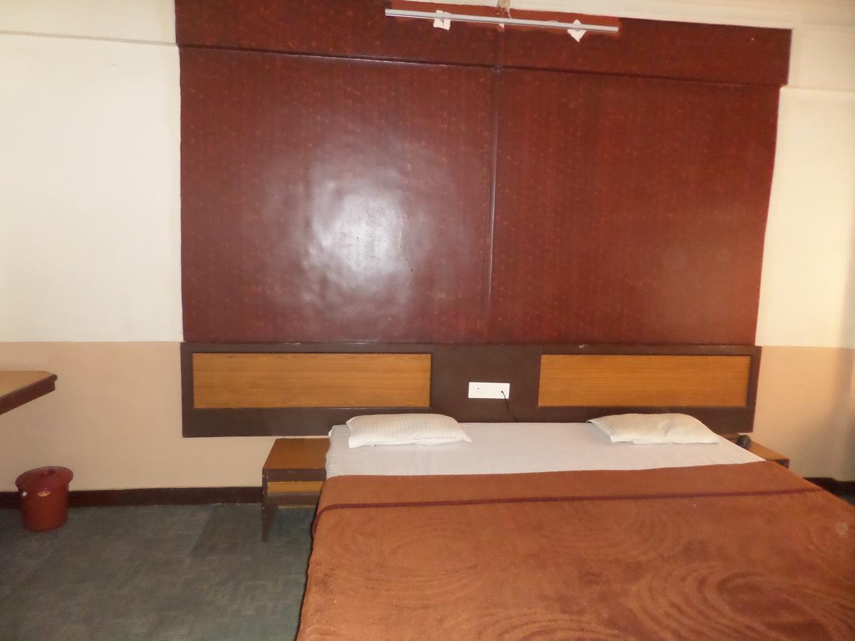 Hotel Ayodhya Nashik Exteriör bild
